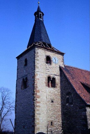 Kirche von Südwest, Turm mit paarigen Rundbogenfenstern