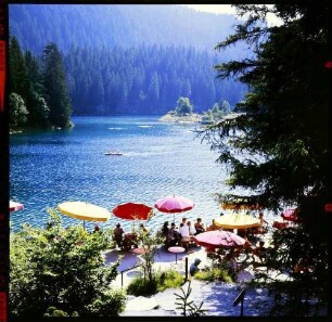 Flims: Strandrestaurant mit bunten Schirmen am See