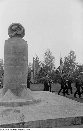 Kranzniederlegung zum Tag der Befreiung am Sowjetischen Ehrenmal auf dem Ostfriedhof