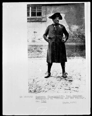 Fotostudie zu "Männer vor der Kirche"
