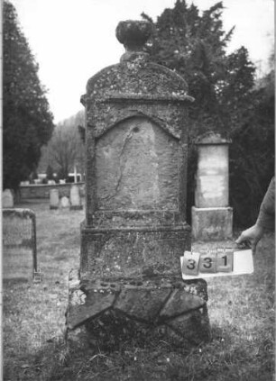 Grabstein 331 (Index: 100009384) Zustand: Vorderseite: Inschrifttafel fehlt, Rückseite: leicht verwittert Maße HxBxT: 168x55x23 cm: Grabstein 331
