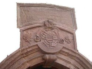 Langhaus Portal - Wappemkartusche (Württembegrger Patronat) sowie Laudatio (stark verwittert) über Schlußstein