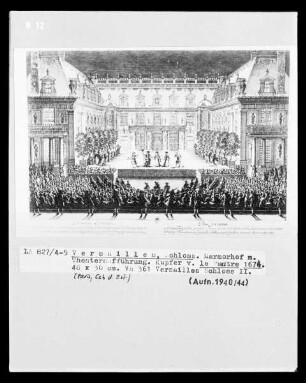 Versailles: Marmorhof mit Theateraufführung