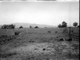 China. Sinkiang (Xinjiang). Takla Makan. Ala kum (westliche Takla Makan). Hirtensiedlung Kisil bazar mit alten Stampflehmmauern, zwischen Kashgar und Jarkend. Blick nach Südsüdwest auf das Gebirge Kisil tagh