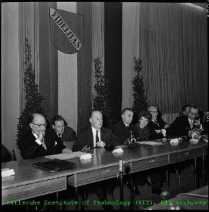 Unterzeichnung des Vertrags zur Gründung und zum Betrieb des Instituts für Transurane (ITU) zwischen der Bundesrepublik Deutschland (BRD)/Gesellschaft für Kernforschung (GfK) und der Europäischen Atomgemeinschaft (EURATOM) im Bürgersaal des Karlsruher Rathauses