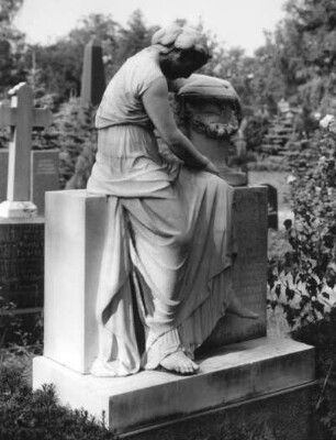 Grabmal der Familie Schmidt : Grabmal der Familie Schmidt. Marmor. um 1930. Dresden-Johannstadt, Trinitatisfriedhof