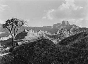Die Drakensberge : Blick auf die Drakensberge ("Drachenberge"). Rechts der Gipfel des Sentinel