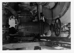 Industrie-Kraftwerk. Riss in einem Schiebergehäuse : Lauta (Niederlausitz). Industrie-Kraftwerk. Riss in einem Schiebergehäuse