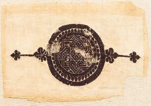 Fragment eines Leinengewebes mit Zierstück