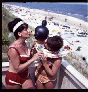 Zwei junge Frauen am Ostsee-Strand