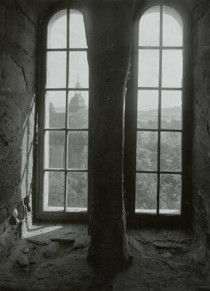 Breitungen an der Werra, Blick aus einem romanischem Fenster im Turm der ehemaligen Klosterkirche in Richtung Dorfkirche