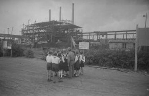 Reportage: VEB Stahl- und Walzwerk Brandenburg : Pioniere vor dem Stahlwerk
