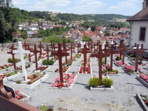 Kirchhof im Norden mit riten Grabkreuzen nach Osten (mit tiefer Liegendem Ort - Lage erhöht in Ortsnähe)