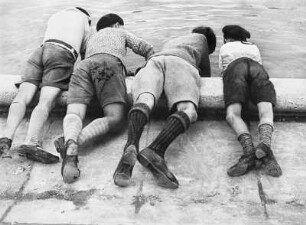 Jungen am Wasserbecken im Jardin du Luxembourg, Paris