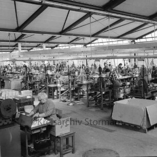 Joh. Friedrich Behrens: Bogenstraße: Metallwarenfabrik: Innenaufnahme: Blick in die Produktionshalle