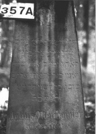 Grabstein 357 (Index: 99898393) Material: Sandstein Zustand: stark verwittert Maße HxBxT: 128x61x37 cm Beschreibung: Obelisk, Stern über der Inschrift Symbolik: Stern Besonderheit: Kindergrab: Grabstein 357A