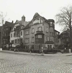 Dresden-Räcknitz, Bergstraße 68. Villa (1903; E. Kühn). Eckansicht mit Nr. 70 und 72
