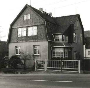 Stolpen-Altstadt, Pirnaer Landstraße 4. Wohnhaus (um 1910). Straßenansicht mit Eingangsvorbau