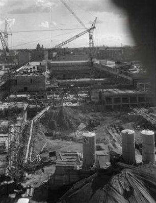 210° Panorama, Bild 8 von 10. Blick von der Sektorengrenze Zimmerstraße über die Baustelle Axel-Springer-Verlagshaus bis Richtung Baustelle GSW-Hochhaus. Berlin-Kreuzberg, Rudi-Dutschke-Straße