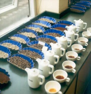 Bremen. Verschiedene Kaffeesorten stehen zur Verkostung bereit