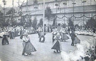 Sorbische Tänze bei einer Aufführung in Görlitz : Volksmusik - Tanz. Ort: Zhorjelc / Görlitz. Darbietung sorbischer Tänze in Hoyerswerdaer Tracht auf der Niederschlesischen Gewerbe- und Industrie-Ausstellung Görlitz 1905. Postkarte.