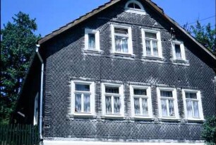 Giebelseite eines altem Schieferhauses mit enger Fensterstellung