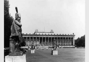 Blick auf Skulpturen im Lustgarten vor dem Hintergund des Alten Museums