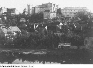 Bautzen. Stadtteilansicht. Blick von der Papierfabrik über die Spree nach Süden gegen die Ortenburg (um 1000)