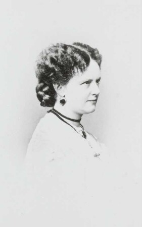 Porträt Pauline Ulrich (Brustbild nach rechts, vignettiert)