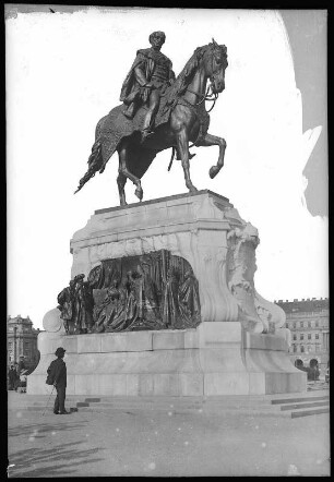 Budapest. Andrassy-Denkmal (1906) am Parlament : Budapest. Reiterstandbild von Gyula Andrássy (1906; György Zala). Das Denkmal wurde 1945 abgetragen und eingeschmolzen, 2016 wurde eine Kopie aufgestellt.
