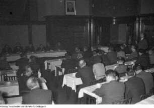 Dresden. Dr. Johannes Dieckmann Liberaldemokratische Partei Deutschlands (LDPD) 1893-1969, Präsident der Volkskammer vor der Intelligenz Dresdens anlässlich des 13. Februars, 1956