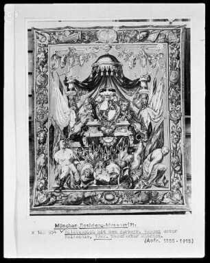 Bildteppich mit dem kurbayrischen Wappen unter Baldachin