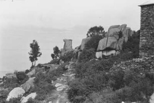 Kloster auf dem Monte Bizen : Hütten des Koptenklosters Debre Bizen in einer felsigen Landschaft