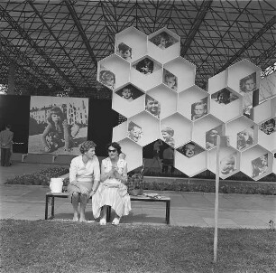 Berlin. Ausstellungsgelände, zwei Frauen auf einer Bank sitzend