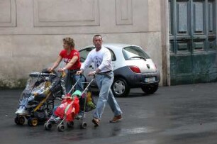 Rom 2004 - Paar schiebt zwei Kinderwagen : Einwohner von Rom, mit Kinderwagen, aufgenommen im April 2004