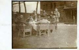 Soldaten (Offiziere) am Kaffeetisch
