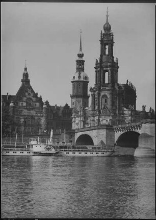 Dresden, Blick vom Neustädter Ufer über die Elbe auf Residenzschloss und Hofkirche