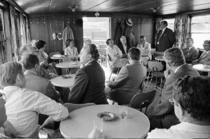 Ausflugsfahrt des Lehrkörpers der Staatlichen Akademie der Bildenden Künste mit Oberbürgermeister Günther Klotz auf dem städtischen Motorschiff Friedrich Töpper.