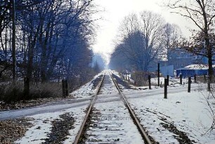 Trittau-Vorburg: Bahnübergang "Am Mühelnteich": Demontage der Schienen von Trittau bis Möhnsen