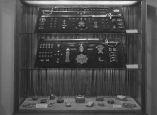 Vitrine 38: oben: Smaragd-Garnitur, Mitte: Brillant-Garnitur & unten: Schmuckdosen, Kapseln, Spielmarkenkästchen und Tabatiere & Neuberdose