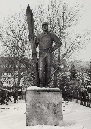 Skiläuferdenkmal : Altenberg (Erzgebirge), Skiläufer-Denkmal auf dem Bahnhofsvorplatz