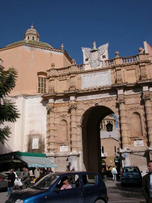 Marsala. Altes Stadttor und Kirche