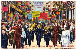 Leipzig während der Messe : Zug der Reklameträger mit Musikkapelle