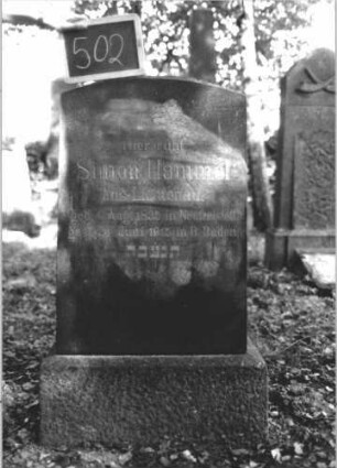Grabstein 502 (Index: 100111612) Material: Granit Zustand: gut Maße HxBxT: 120x57x27 cm Beschreibung: Stele, Sockel, Segmentbogenabschluß: Grabstein 502