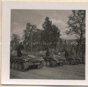 Die Soldaten Adolf Hitlers im Felde, Panzer während der großen Parade in Warschau