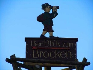 Friedrichsbrunn - Blick zum Brocken : Historisches Holzschild in Friedrichsbrunn. Aufgenommen im Harz am 23. Oktober 2011