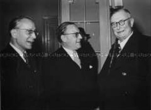 Hans Loch, Georg Dertinger und Joseph Wirth während einer Sitzungspause der Volkskammer
