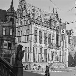 Der Schütting in Bremen, Haus der Kaufmannsgilde, mit Hakenkreuzfahne