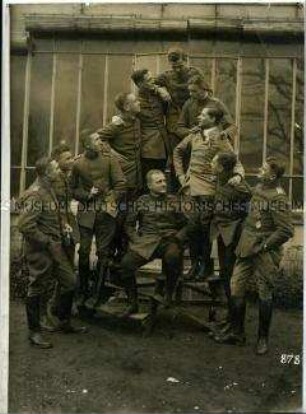 Manfred von Richthofen mit Offizieren seiner Jagdstaffel