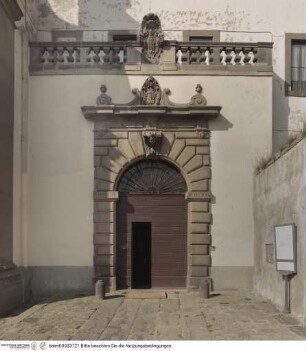 Bossenportal mit Wappen des Augustiner-Ordens und des Kardinals Egidio da Viterbo